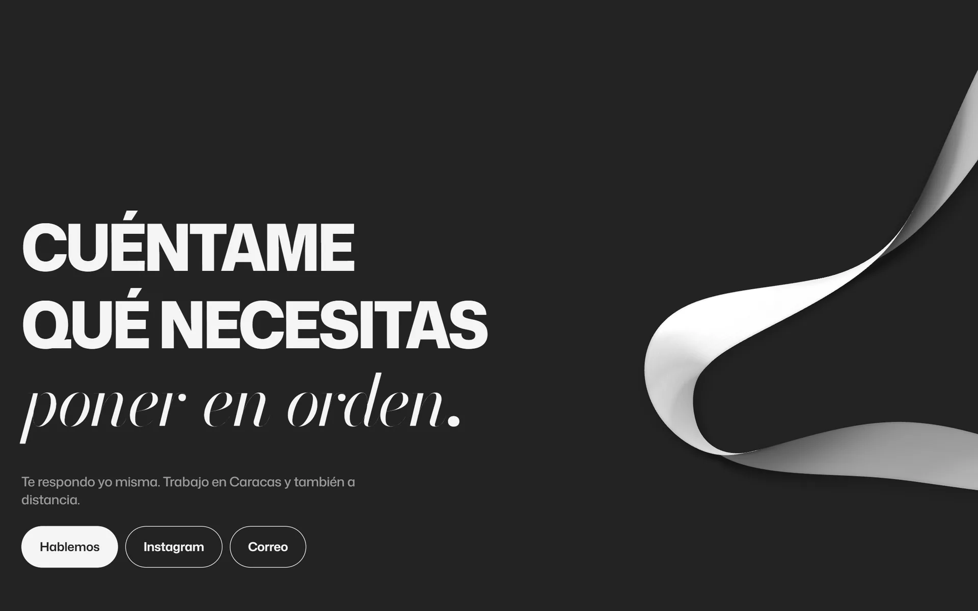 The last screen of the home page, on graphite: Cuéntame qué necesitas poner en orden, three buttons and the ribbon turning in from the right.
