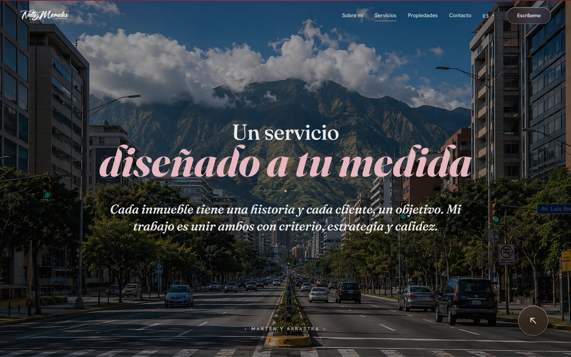Services page: Un servicio diseñado a tu medida (a service shaped around you), over a Caracas avenue.
